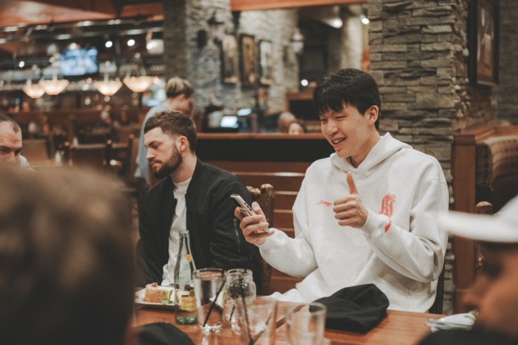 世界杯赛事直播软件下载-其乐融融！杨瀚森上周末做东 请混音队全队聚餐🍽️