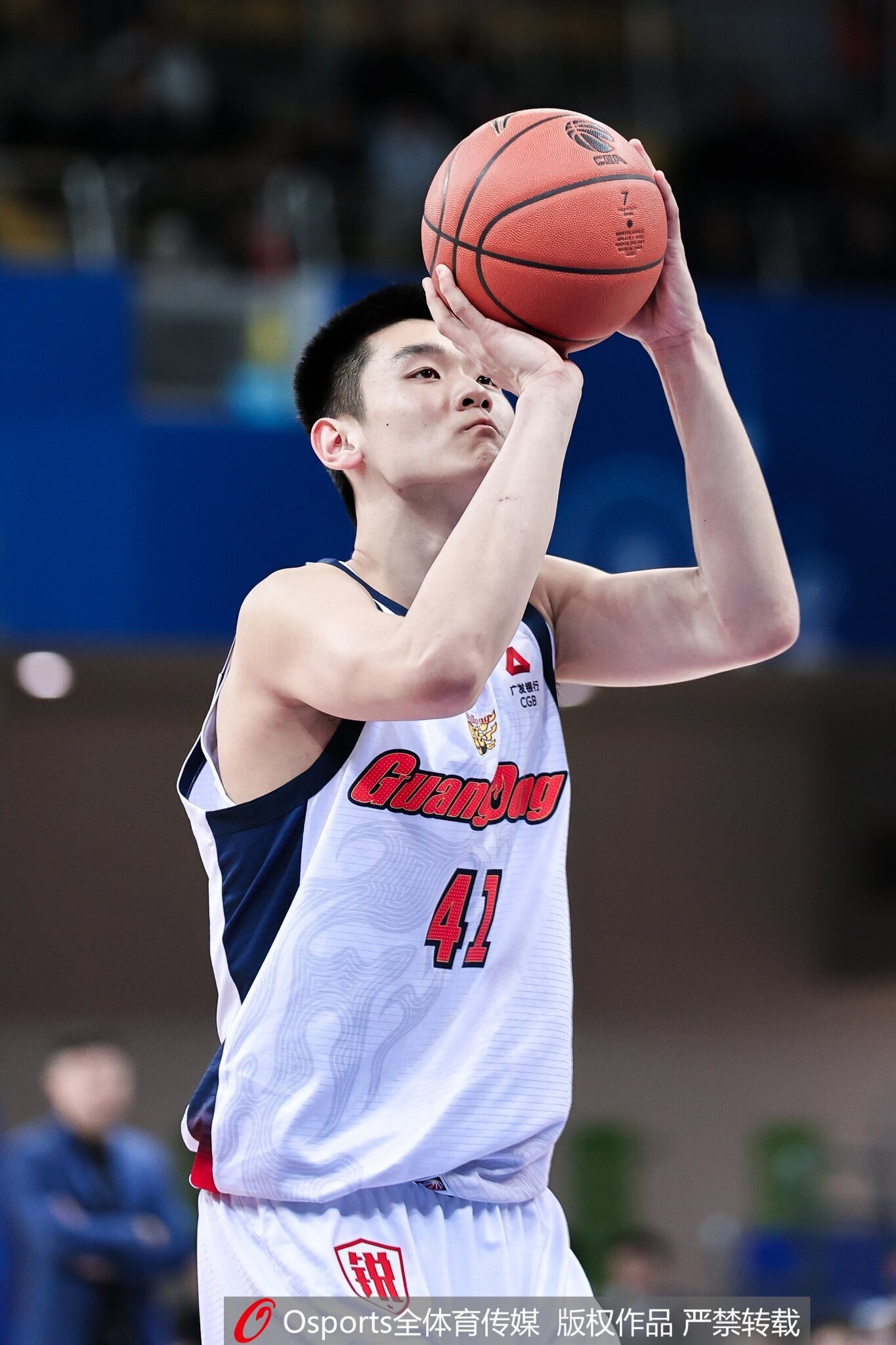 世界杯直播app下载手机版-媒体人：王洪泽用稚嫩肩膀扛起广东脆弱内线 他值得更多时间&amp;机会